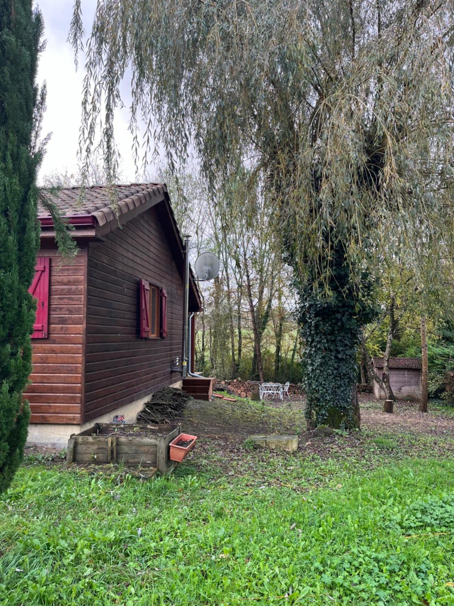 Chez Mamie LʼIsle-Jourdain Exterior foto